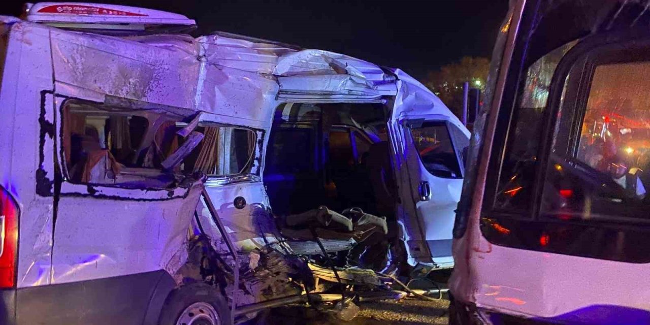 Kemalpaşa’da işçi servisleri çarpıştı: 15 yaralı