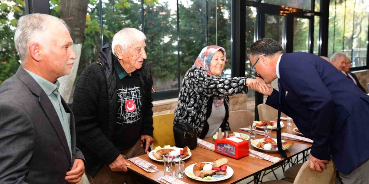 Başkan Öküzcüoğlu emekli öğretmenlerle buluştu