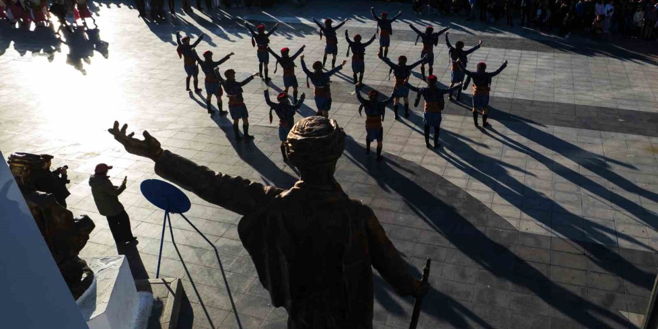 Manisa’da 100 öğretmen "Eğitim Yüzyılı" kapsamında halk dansı gösterisi sundu