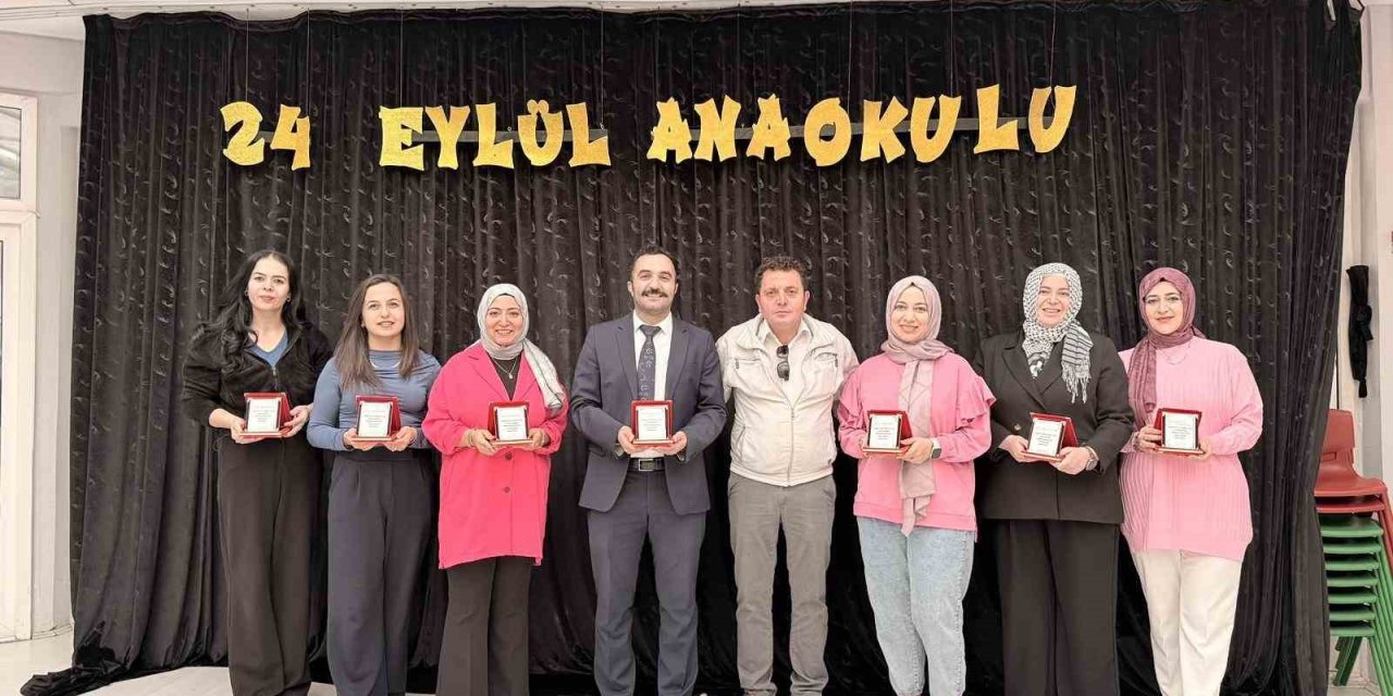 Mahalle muhtarından öğretmenlere plaketli kutlama