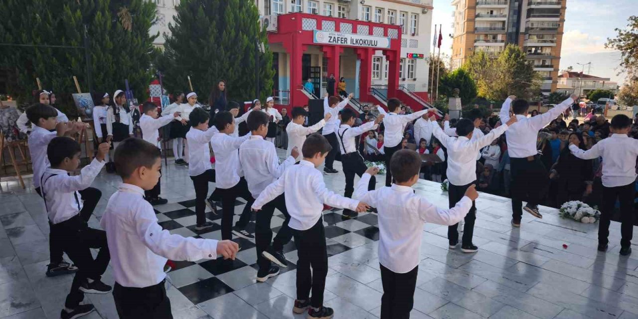 Nazilli’de öğretmenlerden zeybekli Kutlama