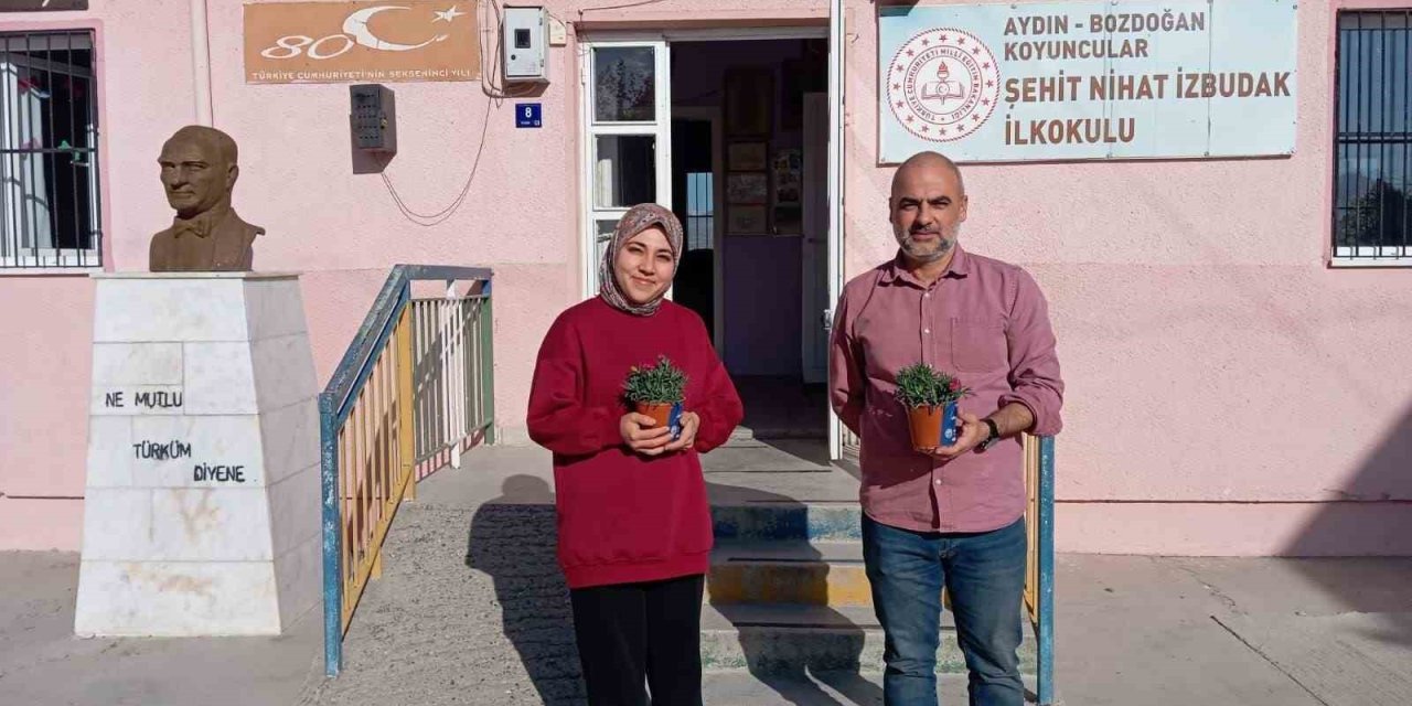 Bozdoğan Belediyesi’nden öğretmenlere karanfil çiçeği