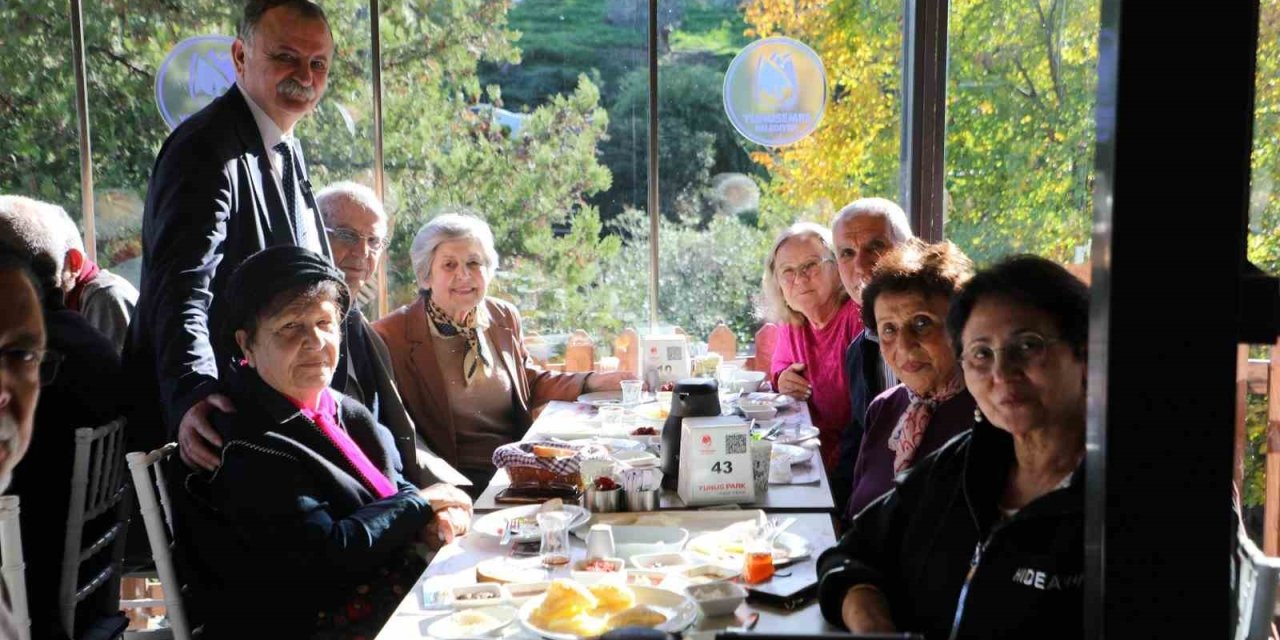 Eğitimci başkan emekli öğretmenleri konuk etti