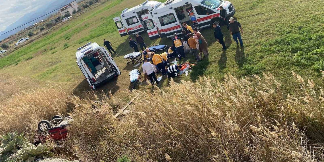 Manisa’da otomobil tarlaya uçtu: 1’i bebek 5 yaralı