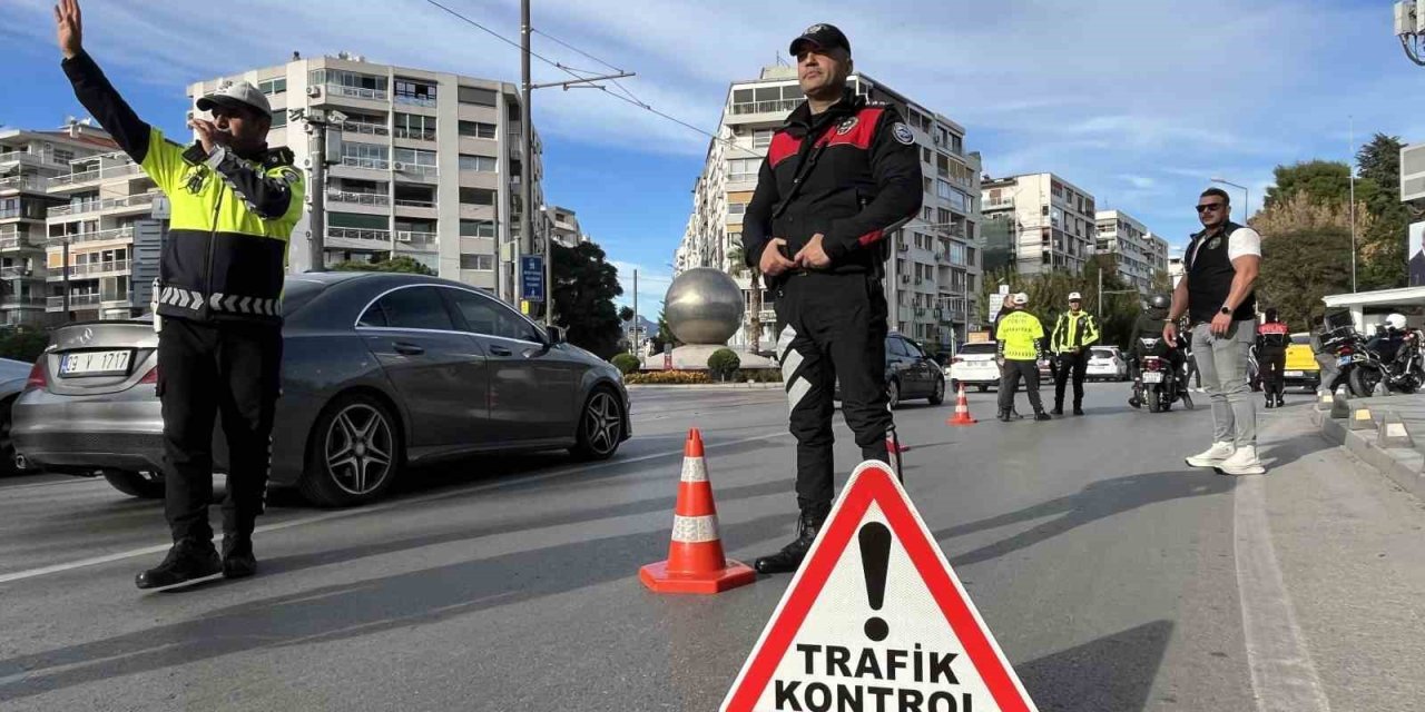 İzmir Konak’ta 30 farklı noktada dar alan uygulaması: 258 araca ceza kesildi