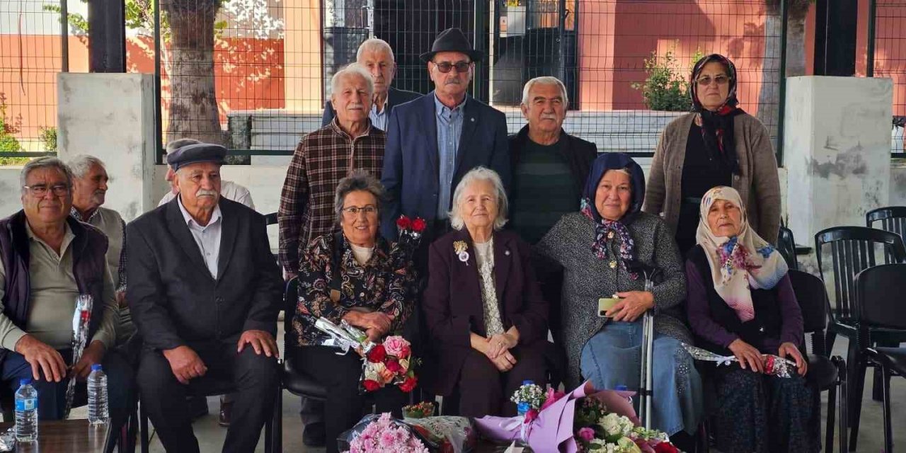 62 yıl sonra ilk öğretmenleri ile buluşup gününü kutladılar