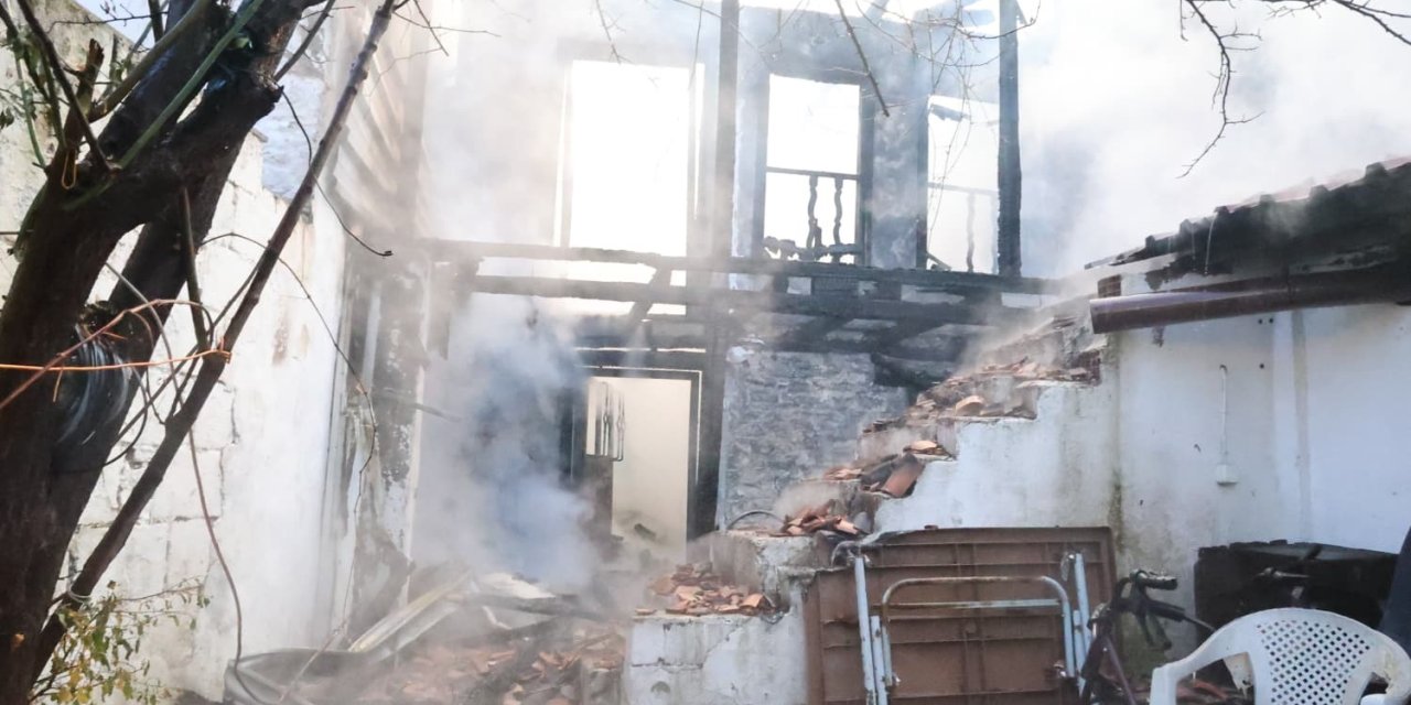 Menteşe’deki yangında 2 ev kullanılmaz hale geldi