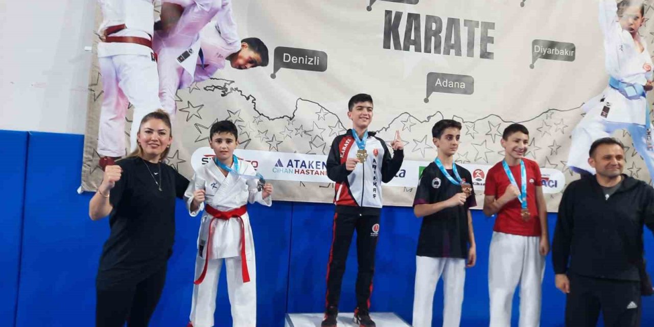 Aliağalı karatecilerden Denizli’de büyük başarı