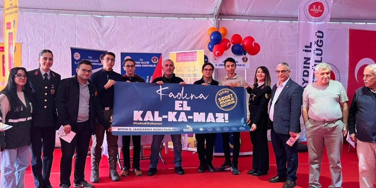 Jandarma, Atatürk Kent Meydanı’ndan vatandaşları bilgilendirdi