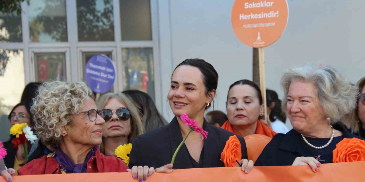 İzmirli kadınlardan ’turuncu’ yürüyüş