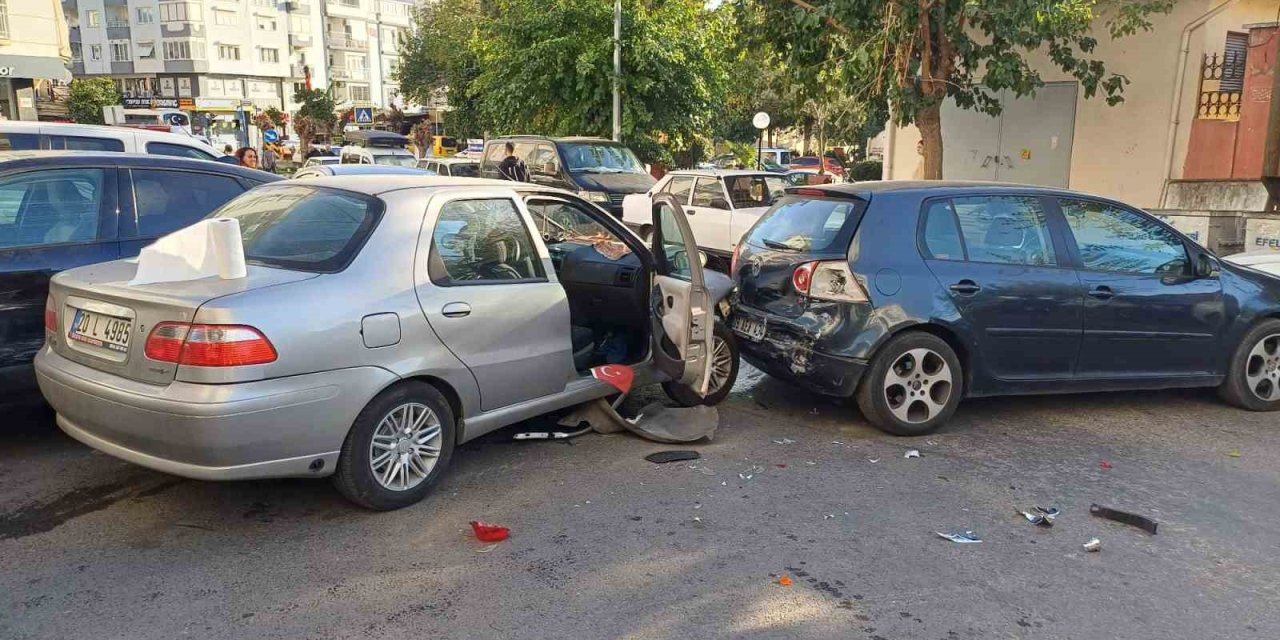 Freni tutmayan otomobil park halindeki araçlara çarptı: 1 yaralı