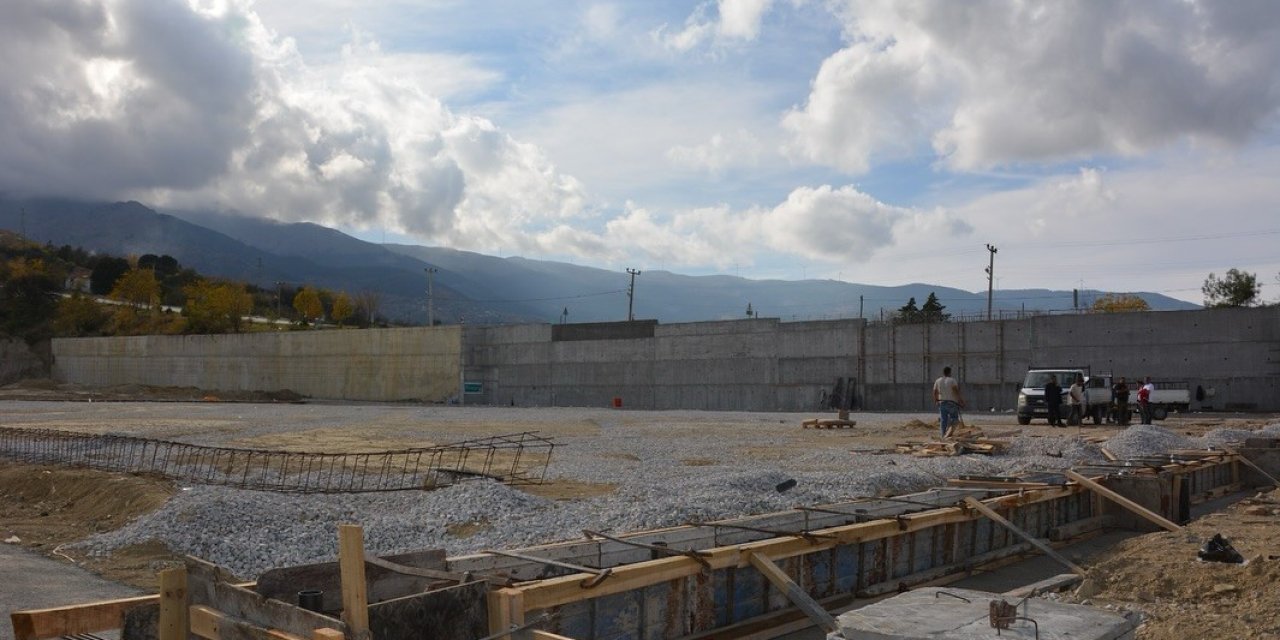 Başkan Kumral devam eden sosyal tesis ve spor sahası projelerini yerinde inceledi