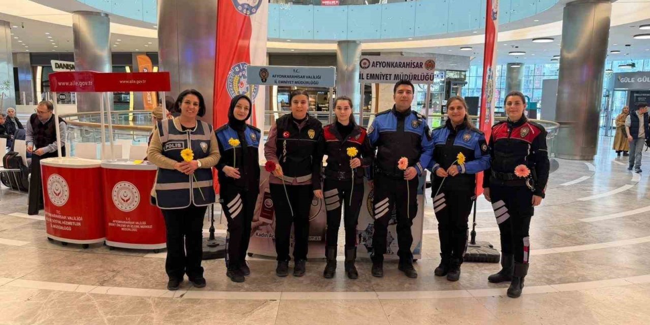 Polis kadına şiddetle mücadeleyi açtıkları stant ile anlattı