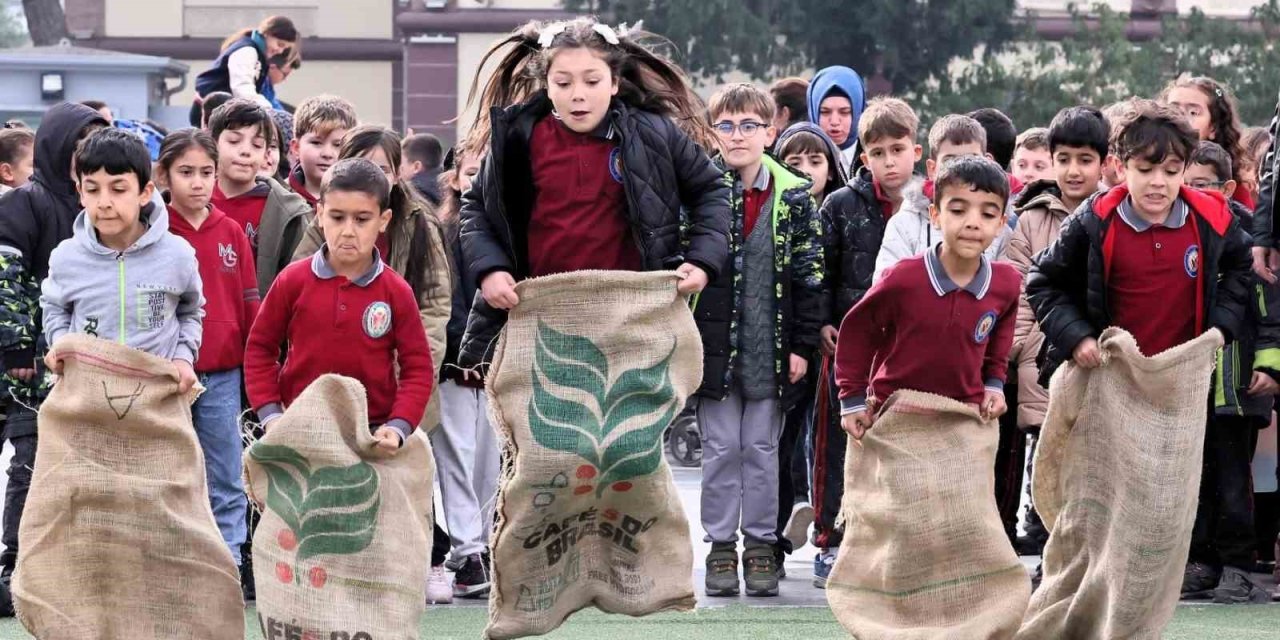 Geleneksel Oyunlar Tırı Manisa’da çocuklarla buluştu