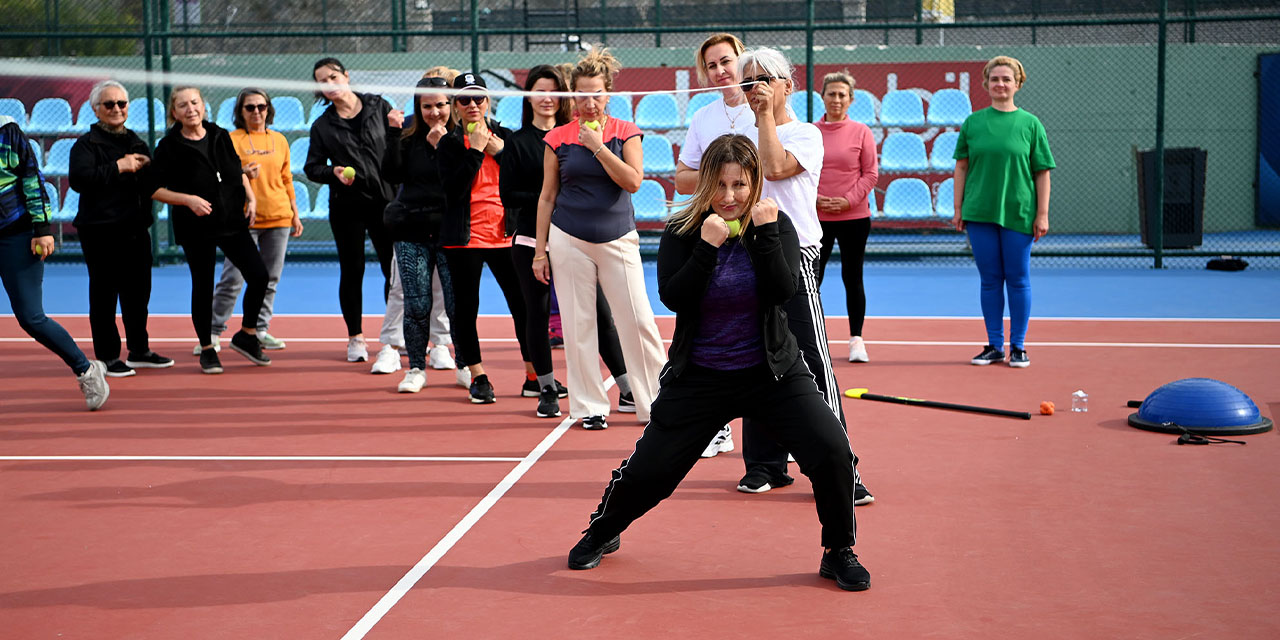 Kuşadası’nda kadınlara ‘yakın savunma teknikleri’ eğitimi verildi