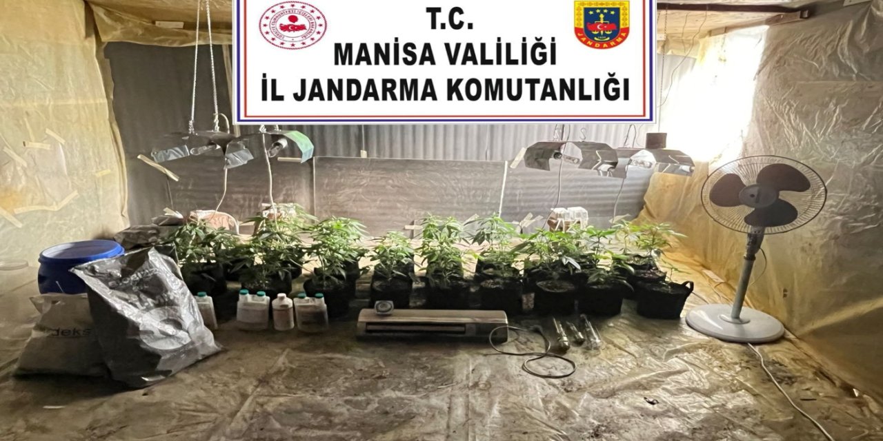 Evine kurduğu iklimlendirme sistemiyle kenevir yetiştirirken yakalandı