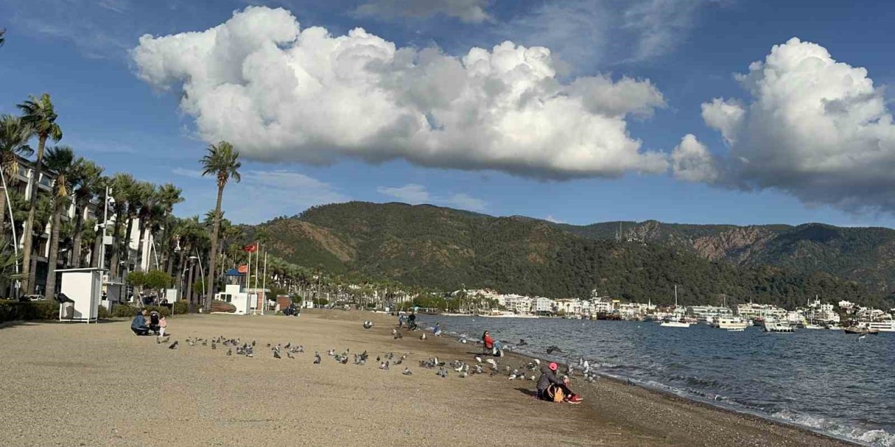 Marmaris’te yazdan kalma günler: Vatandaşlar sahillere akın etti