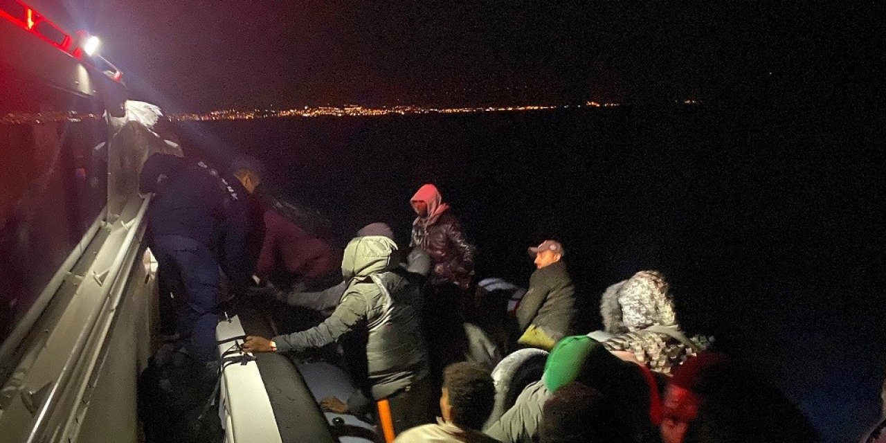 İzmir açıklarında 23 düzensiz göçmen yakalandı, 20 göçmen kurtarıldı