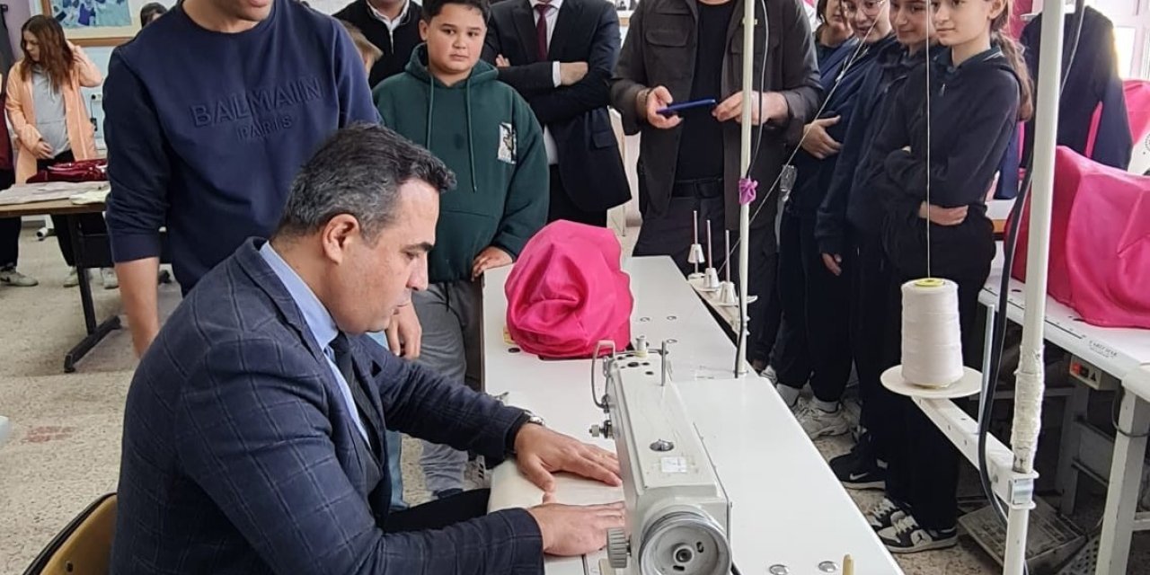 Kaymakam Dalak öğrencilerle dikiş dikip çapa yaptı