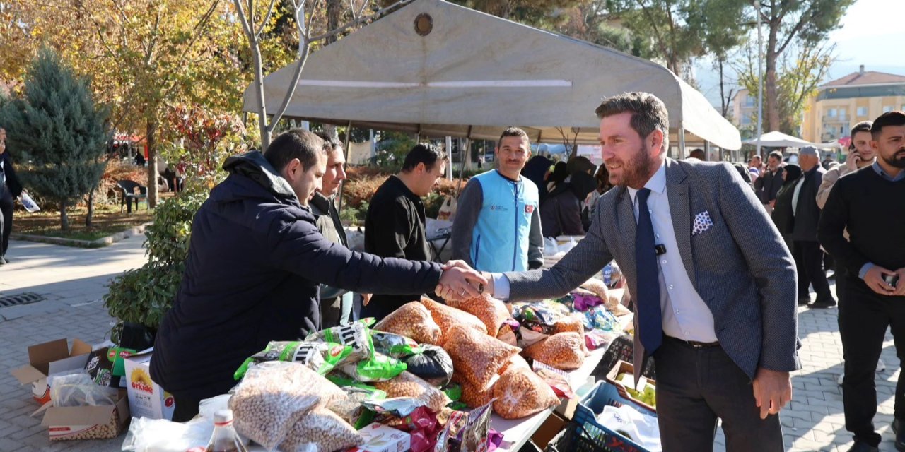 Başkan Tatık Gazze için düzenlenen hayır çarşısını gezdi