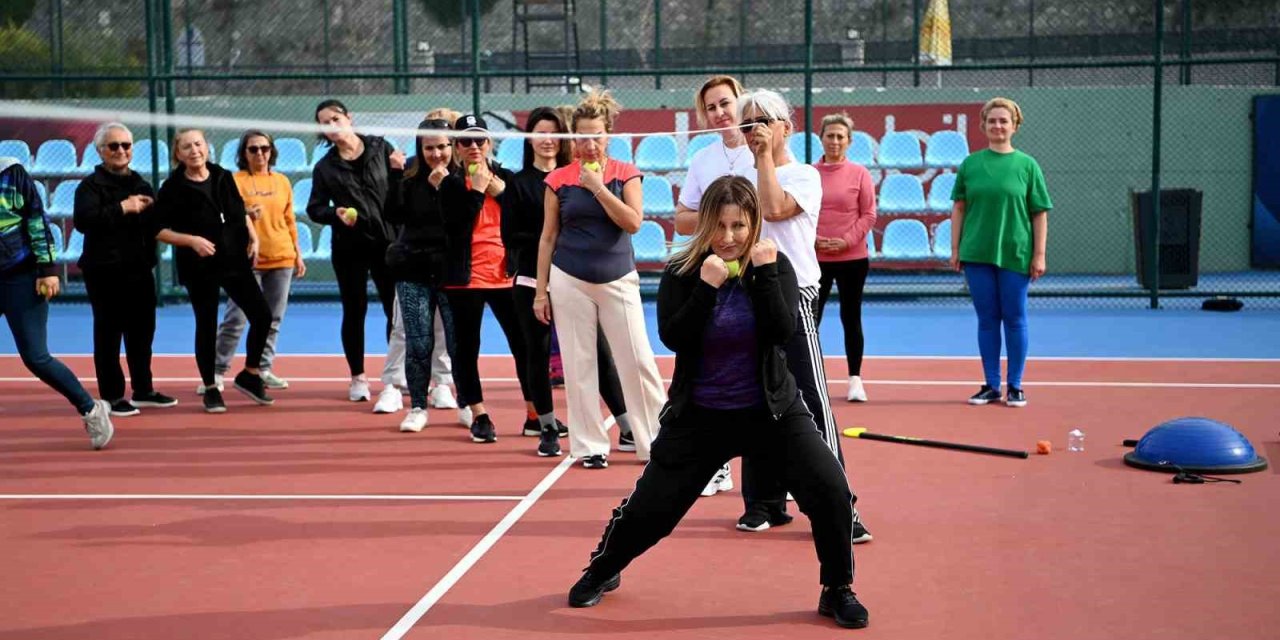 Kuşadası’nda kadınlara ‘Yakın Savunma Teknikleri’ eğitimi verildi