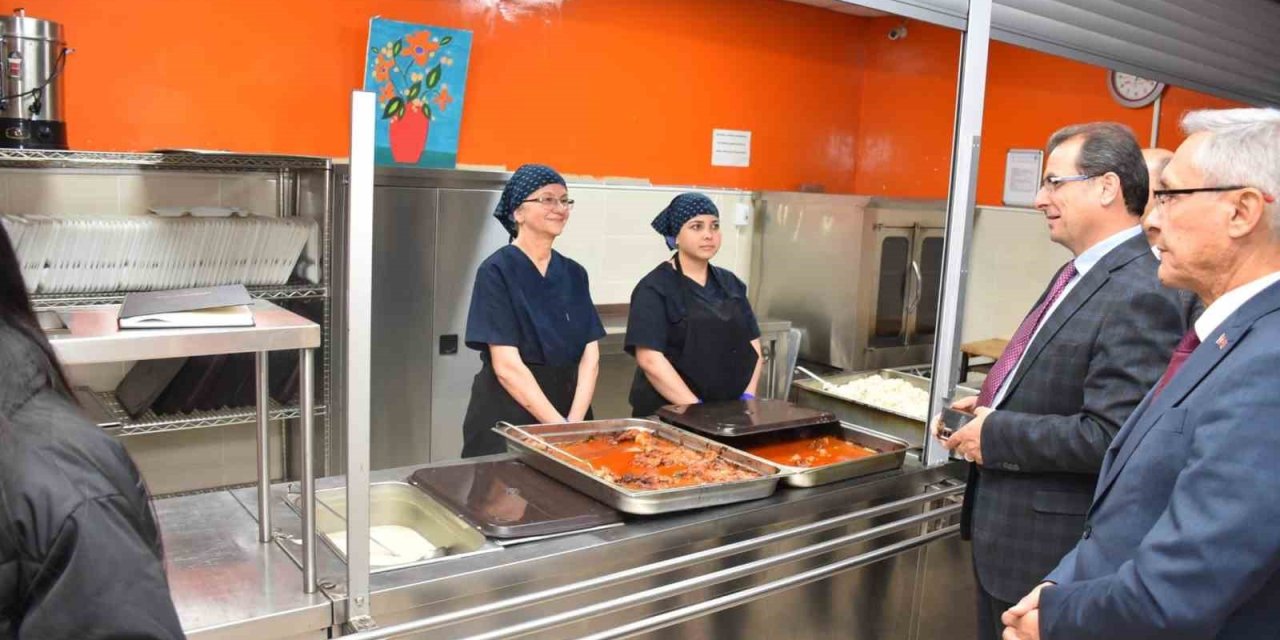 Kaymakam Güldoğan pansiyonda öğrencilerle yemek yedi