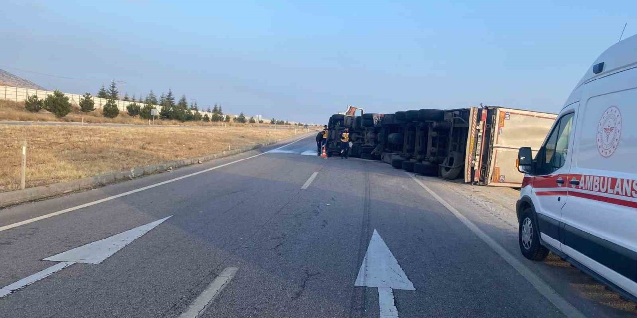 Saman yüklü tır devrildi