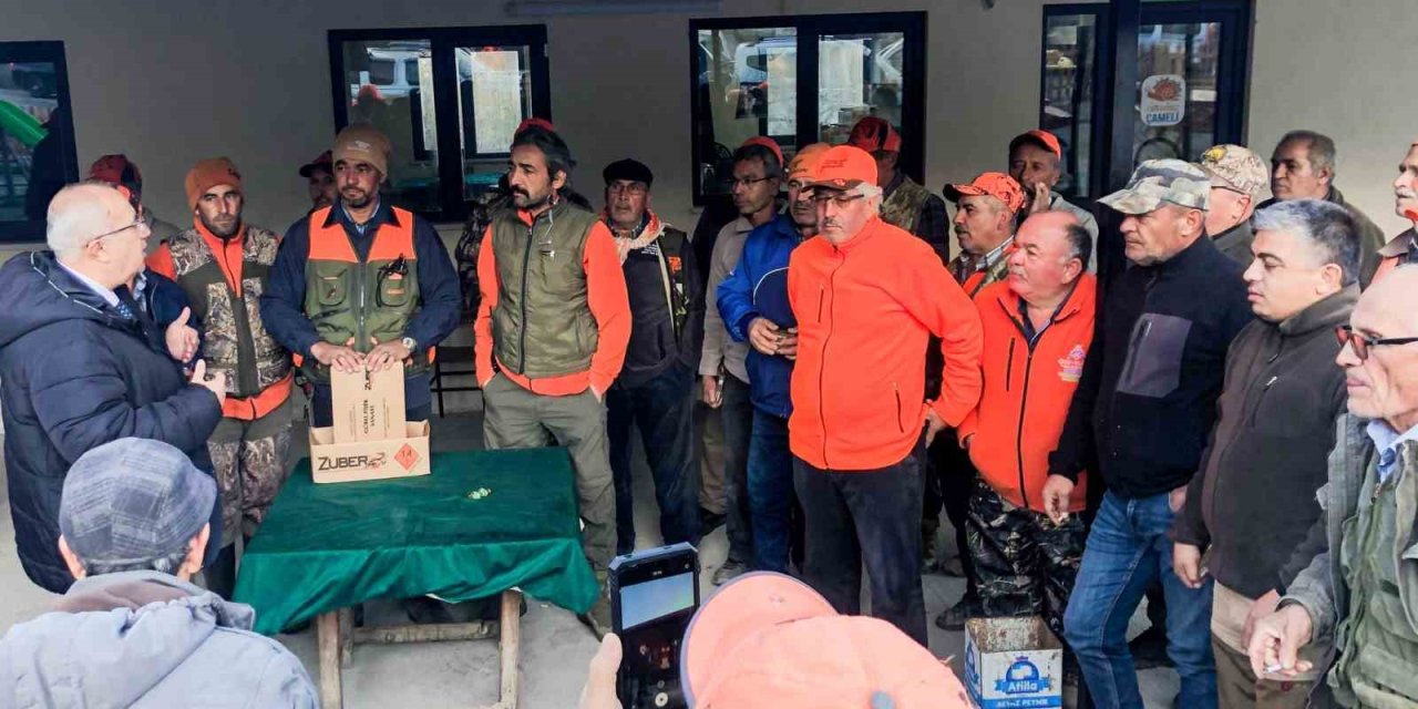 Mahsullerini korumak isteyen üreticiler domuzlarla mücadele ediyor