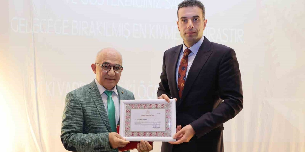 Kültür aşığı öğretmen üstün şeref belgesiyle onurlandırıldı