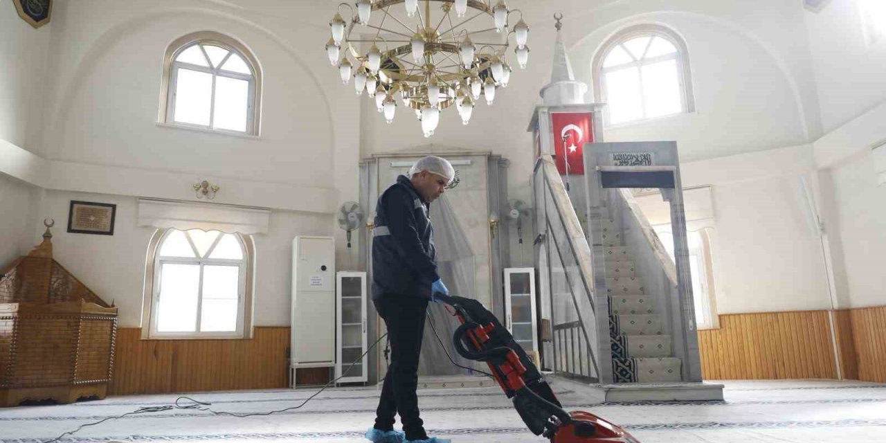 Aydın Büyükşehir Belediyesi, camilerde temizlik çalışmalarını sürdürüyor