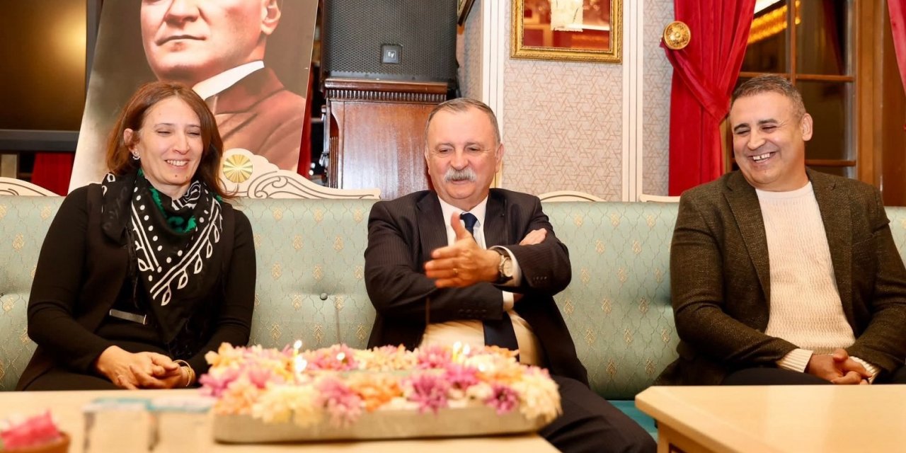 Yunusemre Belediyespor’dan Başkan Balaban’a sürpriz kutlama