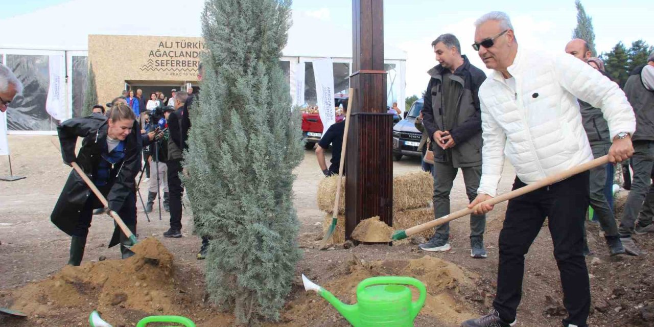 ALJ Türkiye, İzmir’de 312 bin fidanı toprakla buluşturdu