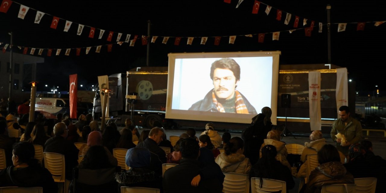 Yunusemre Belediyesinden vatandaşlara açık havada sinema keyfi