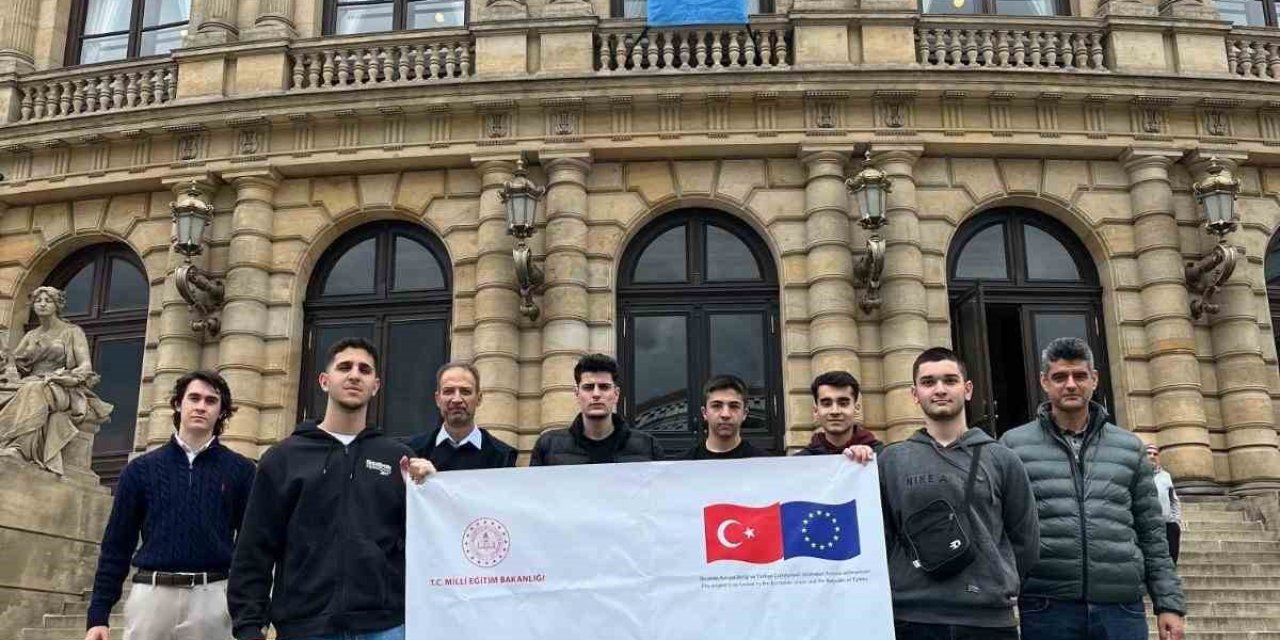 Aydınlı liselilerden elektrikli araç şarj istasyonu alanında uluslararası başarı