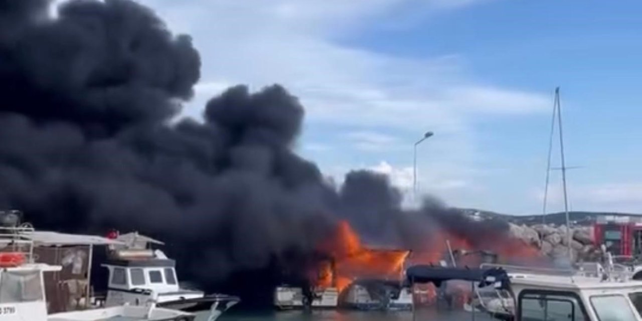 Çeşme’de korku dolu anlar: Tekneler alevlere teslim oldu