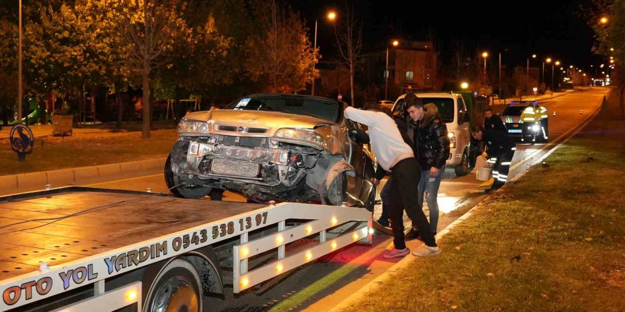 Kontrolden çıkan  otomobil önce kaldırıma sonra orta refüjdeki Yavaş levhasına çarptı