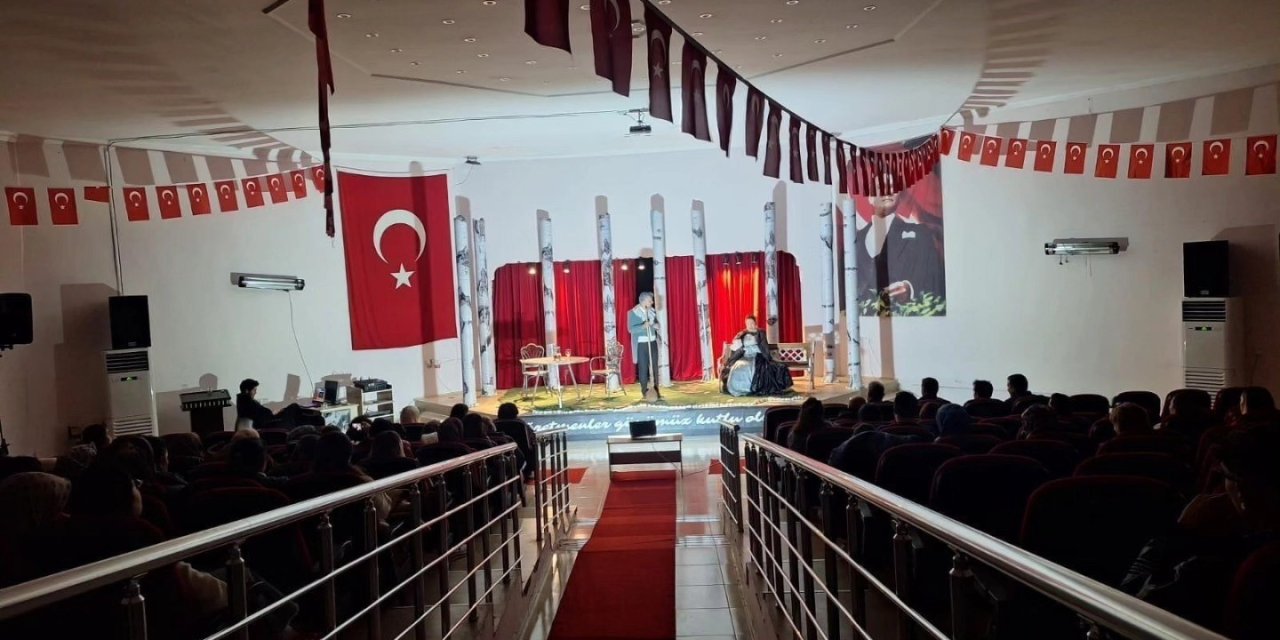 Merkezefendi Kent Tiyatrosu’nun oyunu Çavdır’da büyük beğeni topladı