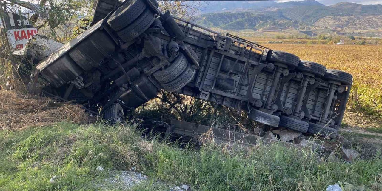 Alaşehir’de süt tankeri üzüm bağına uçtu