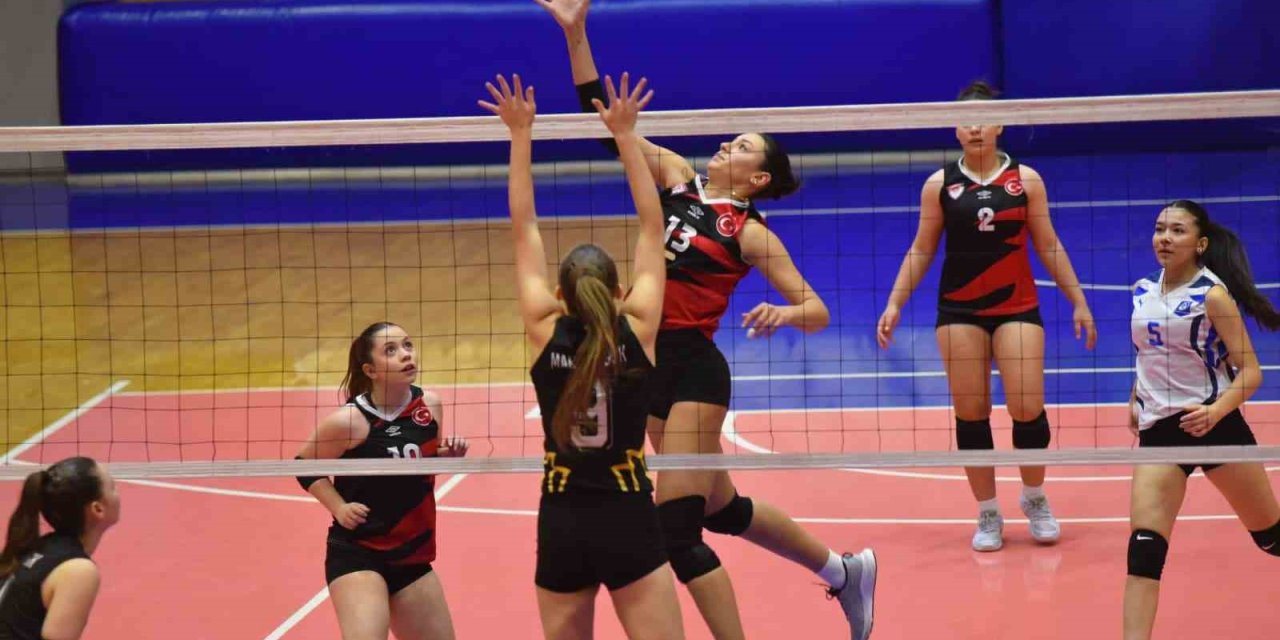 Yunusemre’nın genç sultanları liderliğini sürdürdü