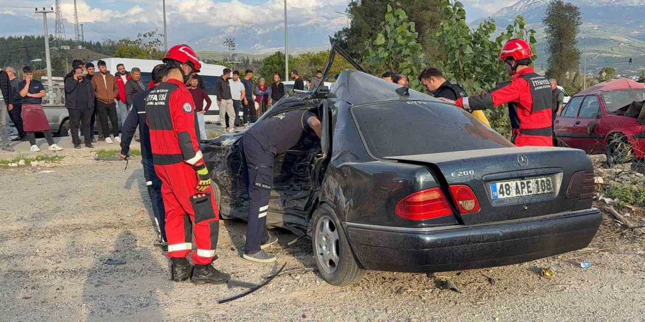 Seydikemer’de kontrolden çıkan otomobil park halindeki araca çarptı: 1 ölü
