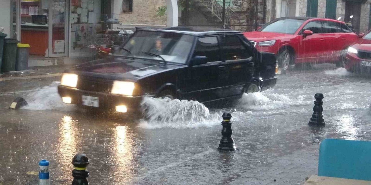 Menteşe’de şiddetli yağmur ve dolu etkili oluyor