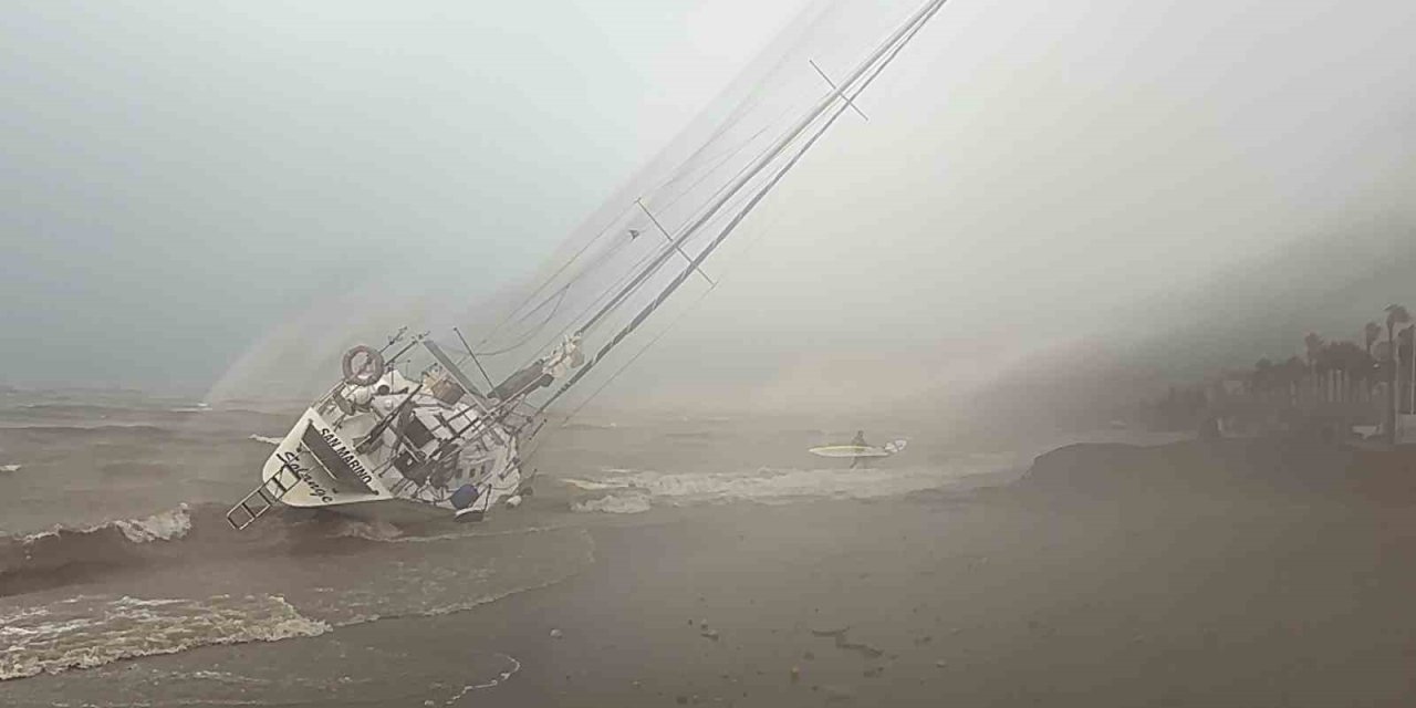 Marmaris’te fırtına ve sağanak etkili oldu: 3 tekne karaya vurdu