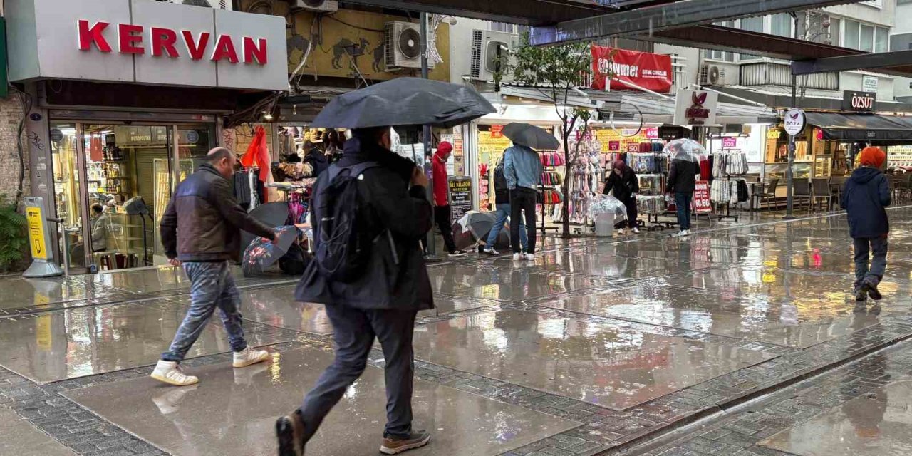 İzmir’de sağanak etkili oluyor