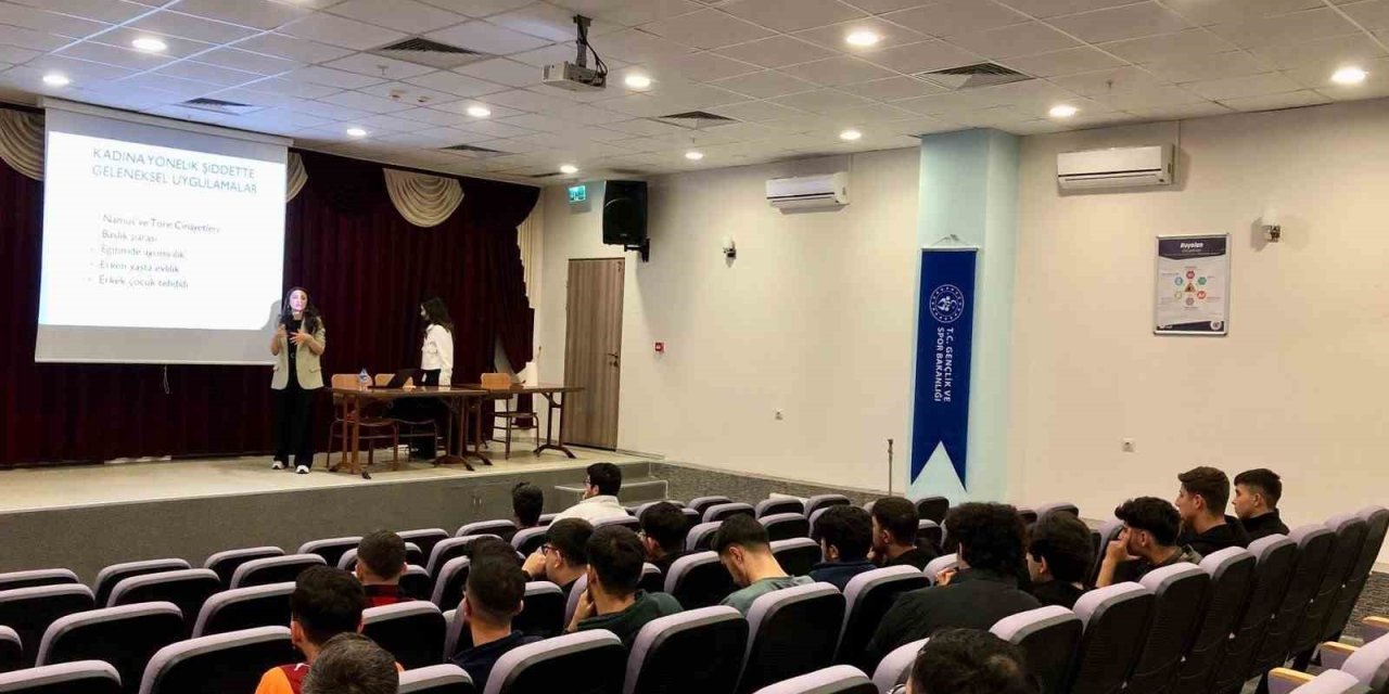 Öğrenciler kadına yönelik şiddet konusunda bilgilendirildi