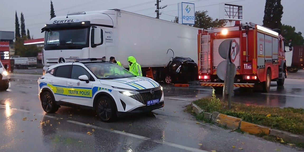 Tırın altında kalan otomobildeki karı koca hayatını kaybetti