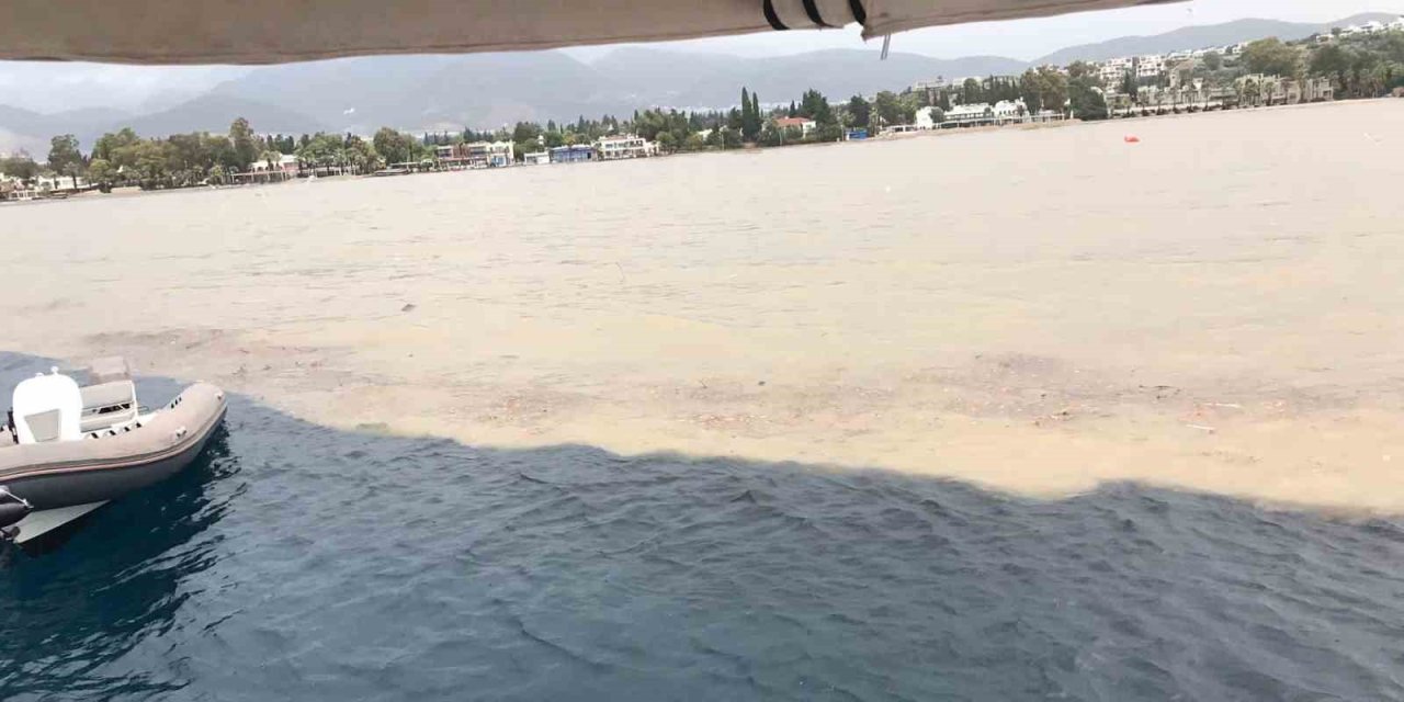 Bodrum’da sağanak sonrası deniz çamura döndü, ikiye ayrılan renk görenleri şaşırttı