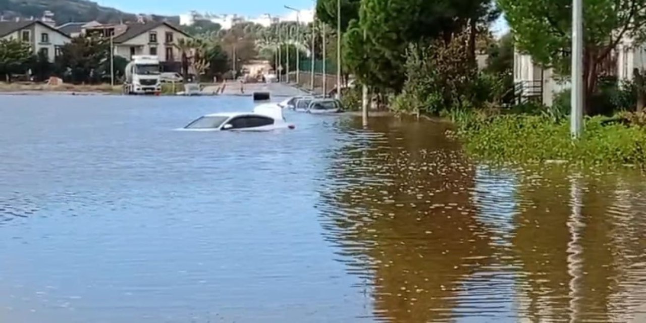 Dikili’de araçlar su altında kaldı