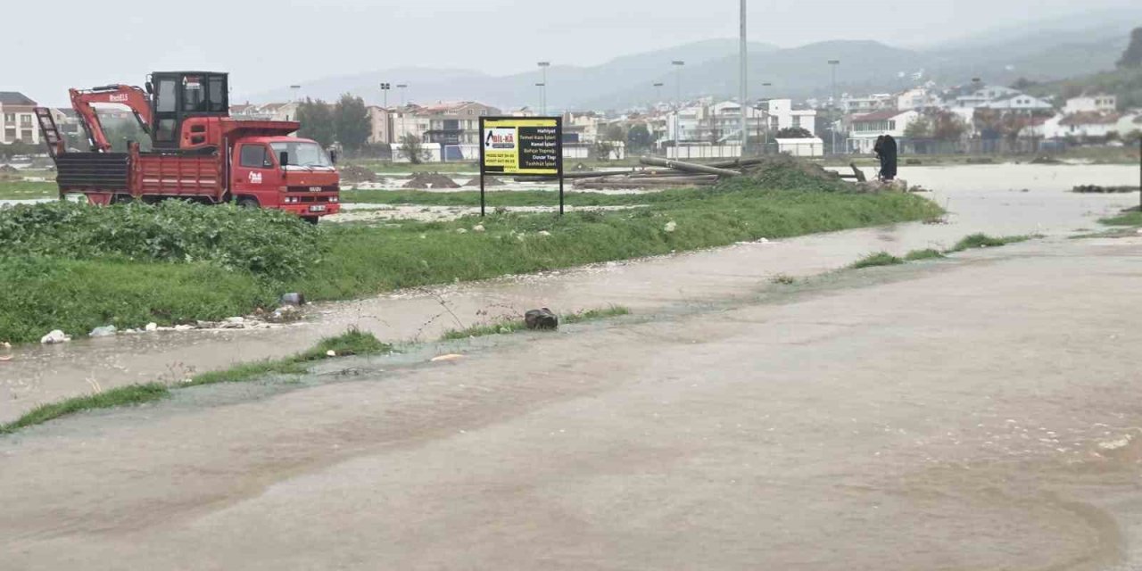 Selden etkilenen Dikili ve Foça’da su tahliye çalışmaları sürüyor