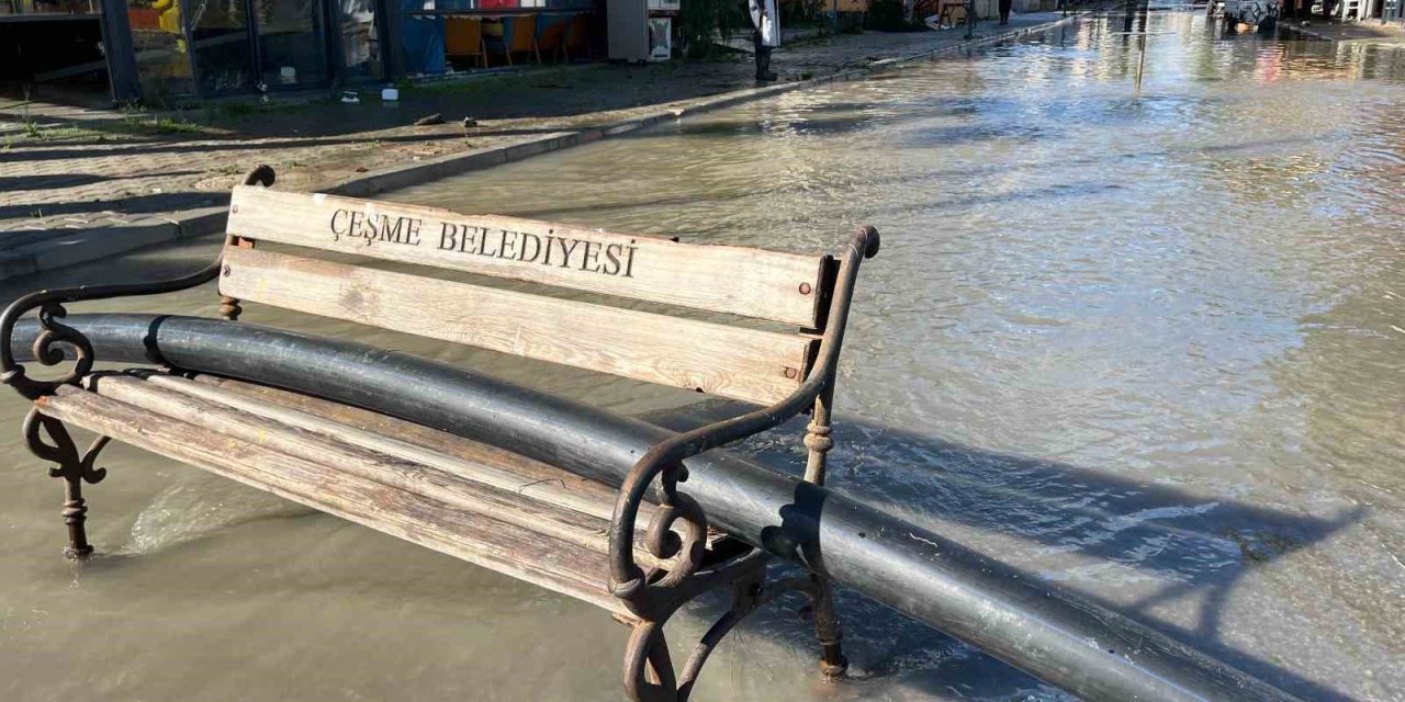 Sağanak yağış Çeşme’de sele neden oldu