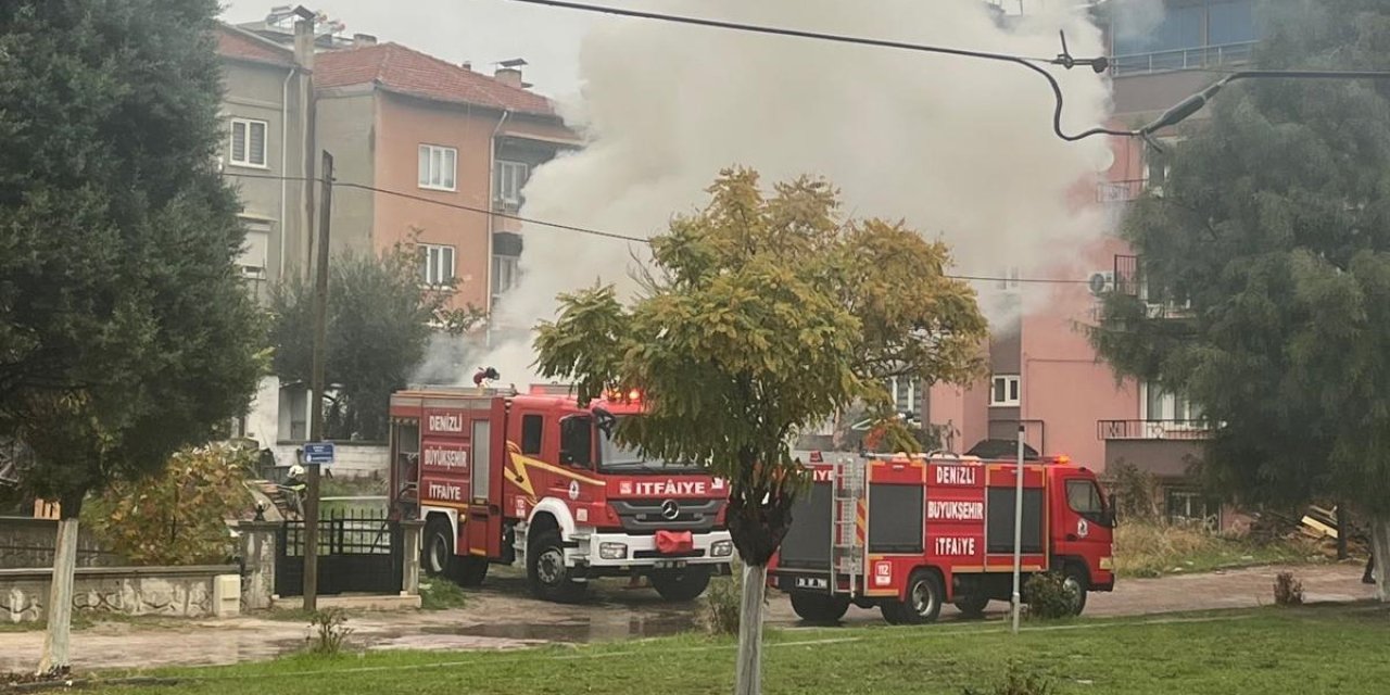Park halindeki minibüs alevlere teslim oldu
